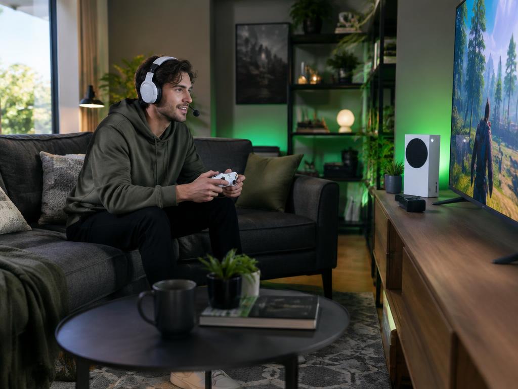 Joueur sur son canapé avec une Xbox Series S